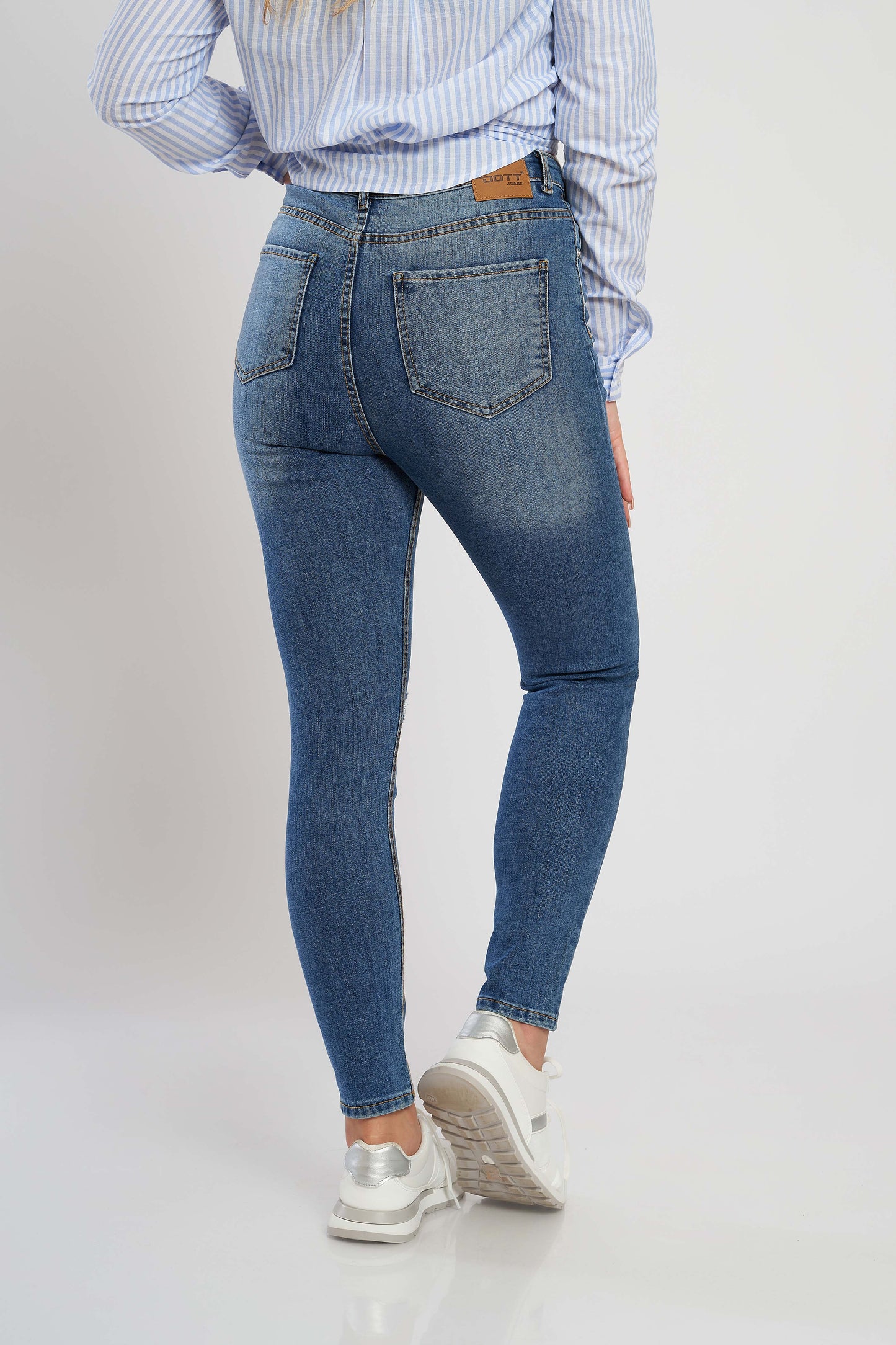 Skinny Fit Jeans - Mid Waist For Women